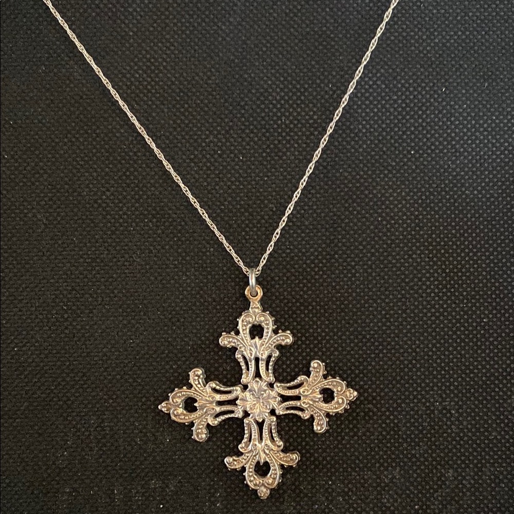 Elegant Sterling Silver Necklace With Cross
